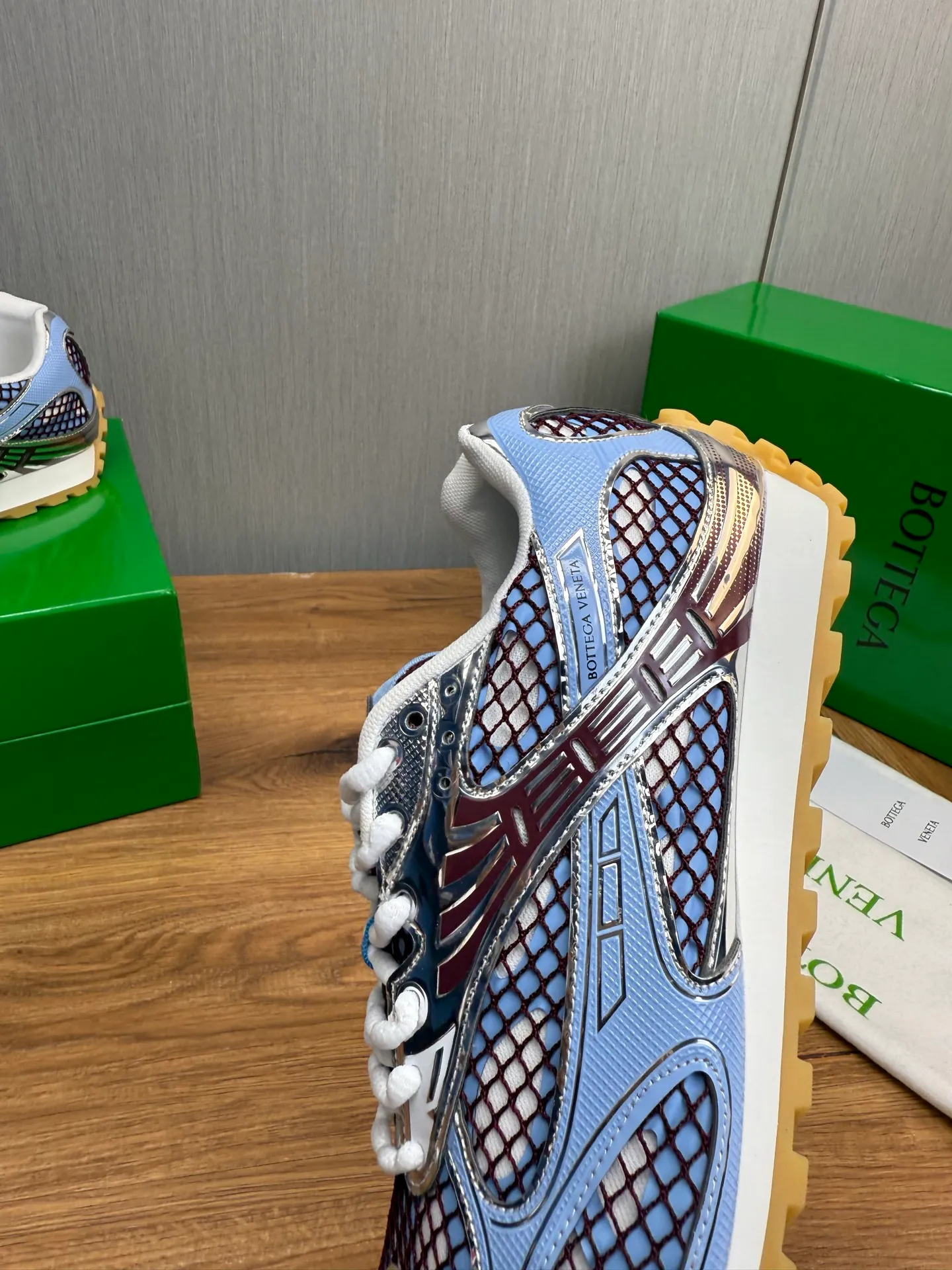 Men's men's shoes 💰620💰 BV top version 𝘽𝙊𝙏𝙏𝙀𝙂𝘼 𝙑𝙀𝙉𝙀𝙏𝘼 Orbit sneakers Wang Yibo same style couple style dad shoes 🩷💚 Runner sneakers, made of lightweight technical mesh fabric. Features a geometric patterned rubber outsole. Pay attention to the package craftsmanship ❕ High version shipping ❗️ Very nice, durable to play with and durable to make ✔️ Standard version 💯💯 The outsole is made of color-blocked TPU outsole. Women’s model 35-41 (40 41 customized) Men’s model 39-46 (45.46 customized) Equipped with original packaging